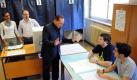 Italiens Ministerpräsident Silvio Berlusconi gibt seine Stimme bei den Regionalwahlen ab. Foto: dpa