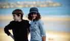 Die spanischen Schauspieler Francesc Colomer (links) und Marina Comas rühren die Werbetrommel für ihren Film Pa Negra (schwarzes Brot) auf dem San Sebastian Film Festival in San Sebastian im Norden Spaniens.  Foto: ap