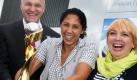 Die Präsidentin des Organisationskomitees der Frauenfußball-WM 2011, Steffi Jones (Mitte), hält auf dem Hauptbahnhof von Augsburg umgeben von Oberbürgermeister Kurt Gribl (CSU) (links) und der Grünen-Chefin Claudia Roth den WM-Pokal in ihren Händen. Seit Wochen ist das begehrte Stück in deutschen Austragungsorten der Frauenfußball-WM unterwegs. Augsburg ist die sechste von elf Stationen.  Foto: dpa