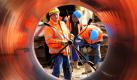 Auf einer Baustelle der Ostsee-Pipeline-Anbindungs-Leitung (OPAL) in der Nähe des mecklenburgischen Wusterhusen erhitzt ein Schlosser Rohre für das Zusammenschweißen. Mit dem Bau der deutsch-russischen Pipeline geht es voran: Die drei Teilabschnitte des insgesamt 1224 Kilometer langen ersten Leitungsstrangs sind in den vergangenen Wochen unter Wasser miteinander verbunden worden. Foto: dapd