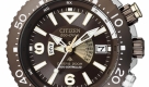 Nicht nur Piloten, sondern auch Taucher bekommen bei Citizen eine Funkuhr. Sie hält dem Wasser bis zu einem Druck von 20 bar stand. Dafür funktioniert der Uhrenvergleich nur in Europa - in den Tauchparadiesen dieser Welt muss sich der Besitzer auf das Quartzlaufwerk verlassen. Ein Tauchgang im Netz zeigt: Die Uhr ist ab 625 Euro zu haben. Foto: Citizen