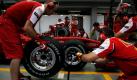 Crew-Mitglieder üben in der Boxengasse die flinken Handgriffe, die sie brauchen um die Reifen des Ferraris von Felipe Massa zu wechseln. Damit bereitet sich das Team auf das Formel-1-Rennen in Singapur am Sonntag vor. Foto: ap