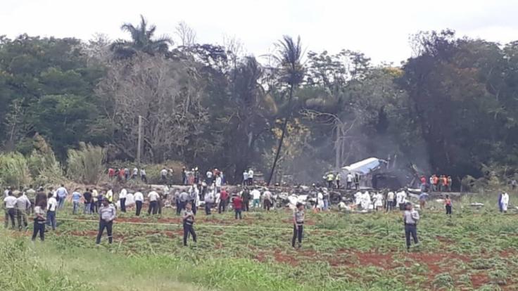 Rettungskräfte am Unfallort: In Havanna ist ein Passagierflugzeug vom Typ Boeing 737 kurz nach dem Start abgestürzt.