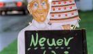 Wir kennen die Schilder, auf denen das Angebot des Tages steht. Aber möchten Sie dieses Schild tragen? Als wandelnde Speisekarte? Nur zu verständlich, dass Sie das nicht wollen! Die Menschen werden Sie drehen und wenden, damit sie auch ja kein Angebot verpassen und dann passt auch noch das Gelb der Fotos mit den Tacoschalen so gar nicht zu Ihrer Augenfarbe. Foto: dpa