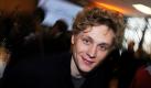 Schauspieler Matthias Schweighöfer schaut im lässigen Wuschellook beim Presselunch auf der Berlinale vorbei. Foto: dpa