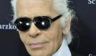 Frankfurt/Main. Modezar Karl Lagerfeld arbeitet an der Erfindung eines Duftes, der nach Büchern riecht. Der Designer entwickelt das Parfüm Paper Passion gemeinsam mit Gerhard Steidl, wie der Göttinger Verleger der Frankfurter Allgemeinen Zeitung sagte. Lagerfeld, der nach eigenen Angaben rund 300.000 Bücher besitzt und einen Buchladen in Paris betreibt, kam demnach auf die Idee zu dem Projekt, als er in einem von Steidl gedruckten neu erschienenen Band blätterte. Foto: dpa