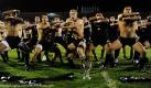 Die Spieler der neuseeländischen Rugby-Nationalmannschaft zelebrieren einen halbnackten Siegestanz, nachdem sie die Rugby-Weltmeisterschaft im argentinischen Rosario gewonnen haben. Im finalen Spiel besiegten die Kiwis Australien mit 62:17. Foto: ap