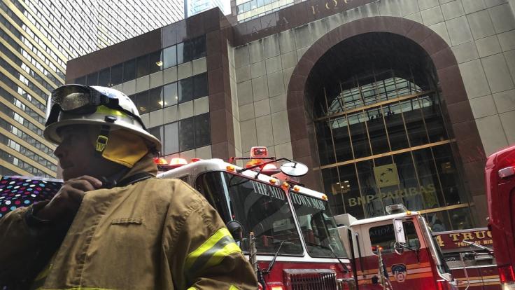 Nach einem Hubschrauberabsturz im New Yorker Stadtteil Manhattan waren zahlreiche Rettungskräfte im Einsatz.