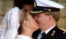 Königin Beatrix hatte - schon wegen ihrer eigenen Geschichte - nichts gegen eine Vermählung ihres Sohnes Willem-Alexander mit der Argentinierin Maxima Zorreguieta. Im niederländischen Volk war die Verbindung allerdings zunächst sehr umstritten. Denn Maximas Vater war Mitglied der argentinischen Militärdiktatur (1976 - 1983). Deshalb durfte er auch nicht an der Hochzeit des Kronprinzenpaares im Februar 2002 teilnehmen.  Foto: dpa
