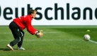 ARCHIV - Hannovers Torhüter Robert Enke in Aktion beim Aufwärmen im Bruchwegstadion in Mainz (Archivfoto vom 08.04.2006). Robert Enke wird als dritter Torwart bei den nächsten Länderspielen der deutschen Nationalmannschaft am 7. Oktober gegen Georgien und vier Tage später in der Slowakei dabei sein. Das bestätigte Manager Bierhoff am Donnerstag. Foto: Arne Dedert (zu dpa 0672 vom 28.09.2006) +++(c) dpa - Bildfunk+++ Foto: dpa