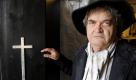 Der scheidende Chefredakteur des Nachrichtenmagazins Focus, Helmut Markwort, in der Rolle des Tod, posiert am Donnerstag (01.07.10) im Volkstheater in Frankfurt am Main bei den Proben zum Theaterstueck Jedermann von Hugo von Hofmannsthal (1874 - 1929) an einem Sarg. Vom 17. bis 27. Juli spielt Markwort unter der Regie von Wolfgang Kaus den Tod. (zu ddp-Text) Foto: Thomas Lohnes/ddp Foto: ddp