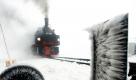 Eine Lokomotive der Harzer Schmalspurbahnen fährt unter Volldampf auf den verschneiten Brocken bei Schierke im Harz. Nach neuem Schneefall in der Nacht zuvor fegen nun Orkanböen über den 1142 Meter hohen Harzgipfel. Foto: dpa