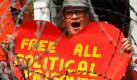 Ein philippinischer Demonstrant ruft hinter Polizeibarrikaden in Manila zur Freilassung kommunistischer Rebellen auf, die sich in Gefangenschaft befinden. Die philippinische Regierung und die Kommunistische Partei des Landes wollen sich ab Dienstag im norwegischen Oslo zu Friedensgesprächen treffen. Die aufständischen Linksextremen rebellieren seit den 1960ern gegen die philippinische Regierung. Foto: dpa