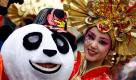 Nordrhein-Westfalen/ Eine Karnevalistin einer Delegation aus Peking (China) posiert am Sonntag (19.02.12) auf einer Strasse der Suedstadt in Koeln an der Spitze der 'Schull- und Veedelszoech' des Strassenkarnevals neben einem Panda aus Stoff. Die Koelner 'Schull- und Veedelszoech' sind eine Zusammenfassung von zwei Veranstaltungen: die 'Schullzoech' (Schulzuege), an denen sich Schueler Koelner Schulen beteiligen, sowie die 'Veedelszoech' (Stadtteilzuege), bestritten von Stammtischen, Nachbarschafts- und Stadtteilvereinen. (zu dapd-Text)
Foto: Roberto Pfeil/dapd Foto: dapd