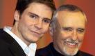 Der deutsche Schauspieler Daniel Brühl (l) steht am Sonntag (09.02.2003) in Berlin während einer Veranstaltung der 53. Internationalen Filmfestspiele neben Hollywood-Star Dennis Hopper. Brühl erhielt zuvor aus den Händen des USSchauspielers die Auszeichnung Europäischer Shooting-Star überreicht. Fotograf: Andreas Altwein dpa/lbn Foto: dpa