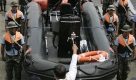 A Filipino priest blesses newly acquired rubber boats as part of the Philippine National Police disaster preparedness at police headquarters in suburban Quezon City, north of Manila, Philippines on Wednesday Oct. 21, 2009. Authorities distributed canned goods and rescue boats and kept helicopters on standby as Typhoon Lupit slowed to a crawl along a course that forecasters said might hit the northern Philippines by Friday or veer toward Taiwan. (AP Photo/Aaron Favila) Foto: ap