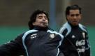 Als Trainer ist er weniger begnadet: Im Herbst 2009 bereitet Maradona das argentinische Team auf das Schlagerspiel gegen Brasilien vor. Das Spiel verliert Argentinien mit 1:3. Foto: dpa