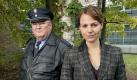 Haben in der Polizeiruf-Jubiläumsfolge am 26. Juni 2011 ihren ersten gemeinsamen Einsatz in Brandenburg: Hauptkommissarin Olga Lenski (Maria Simon) und Polizeihauptmeister Horst Krause (Horst Krause). Hier treffen nicht nur zwei unterschiedliche Generationen aufeinander. Foto: rbb/Frank Zauritz