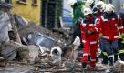 Ein Spuerhund sucht in Brühl mit Mitarbeitern des Rettungsdienstes den Schutt des explodierten Hauses nach einer vermissten Person ab.
 Foto: ddp