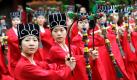 Während der Feierlichkeiten zum Fest Seokjeonje tragen Studenten der Universität Sung Kyun Kwan in Seoul traditionelle Gewänder. Die Feier mit Musik, Tanz und Wein wird zu Ehren des Gelehrten Konfuzius und seiner Schriften ausgerichtet. Foto: dapd