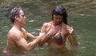 Nach ihrer Dschungelprüfung mit Rocco Stark trug sie beim anschließenden Säuberungsbad wenigstens einen Bikini. Foto: RTL