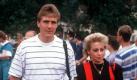 Paradiesvogel mit Jogginghosenträger: Bodo und Bianca Illgner geben bei der Weltmeisterschaft 1990 ein tolles Bild ab. Nicht auszuschließen, dass sie damals beide den gleichen Frisör hatten. Ob sich der Weltmeister-Torhüter in einsamen Momenten manchmal das Video von dem Ausflug mit den Spielefrauen ansieht? Foto: imago