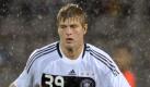 ARCHIV - Der deutsche U21-Nationalspieler Toni Kroos in Aktion in der EM-Qualifikations-Partie der Gruppe 9 gegen Nordirland im Stadion am Zoo in Wuppertal (Archivfoto vom 05.09.2008). Die sportlichen Perspektiven des Jung-Fußballers Toni Kroos sind zweifellos hervorragend. Nach der U 17-Weltmeisterschaft im September 2007, bei der Kroos zum besten Spieler des Turniers gekürt wurde, dauerte es ein knappes Jahr, ehe sich der Mittelfeldmann wieder ein Nationaltrikot überstreifen durfte. Anpassungsprobleme hatte er nicht. Im Gegenteil: Beim 3:0 der U 21 über Nordirland überzeugte Kroos am vergangenen Freitag (05.09.2008) mit einer starken Leistung. Foto: Achim Scheidemann (zu dpa-Korr: 'Jungstar Kroos startet auch im DFB-Dress durch: «Weiß, was ich kann»' vom 09.09.2008) +++(c) dpa - Bildfunk+++
 Foto: dpa