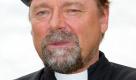 Pfarrer Karl-Heinz Erdmann (Jürgen von der Lippe) wird in der RTL-Comedyserie Der Heiland auf dem Eiland auf die fiktive Nordseeinsel Soonderney strafversetzt. Für von der Lippe ist es nicht das erste Mal, dass er in den Soutan (katholisches Gewand) schlüpft. Bereits in Nich' mit Leo (1994) spielte er einen Pfarrer. Foto: dpa