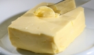 Sind pflanzliche Fette aber schon fester Bestandteil der Ernährung, muss sich ein gesunder Mensch auch die Butter auf dem Brot nicht vermiesen lassen. Foto: dpa