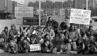 ARCHIV - Etwa 100 Mitglieder der Grünen, darunter auch Joschka Fischer (rechts neben dem Schild 'No Nukes') blockieren am 24.10.1983 ein US-Militärgelände im Frankfurter Stadtteil Hausen, das nach ihren Informationen für die Montage von Pershing II-Raketen vorgesehen sein soll. Am Anfang der hessischen Grünen standen wütende Straßenproteste gegen Kernkraftwerke, Atomraketen und die Startbahn West, inzwischen profiliert sich die Partei mit solider Parlamentsarbeit. Am Dienstag (15.12.2009) wird die einst bunte Truppe 30 Jahre alt und kann auf zwei Regierungsbeteiligungen zurückblicken. Foto: Heinz Wieseler dpa (zu dpa-KORR.: 'Protesttruppe wurde solide Partei - 30 Jahre Grüne Hessen' vom 15.12.2009 - nur s/w) +++(c) dpa - Bildfunk+++ Foto: dpa