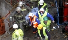 Rettungskräfte bringen ein Opfer des Tunneleinsturzes in Andorra vom Unglücksort. An der Baustelle war eine Stahlkonstruktion für ein Viadukt eingestürzt, das in den Tunnel hineinführt - 5 Tote waren die Folge. Die Ursache des Unglücks war zunächst nicht bekannt. Foto: dpa