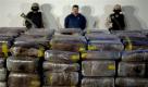 Marihuana-Pakete und der Drogenboss Trinidad Lopez werden der Presse in Tijuana präsentiert. Lopez wurde festgenommen, als er mit einem Laster mit 784 Kilogramm Marihuana den Grenzübergang zwischen Mexiko und den  USA überqueren wollte. Foto: ap