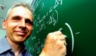Der Physikprofessor Andreas Heuer steht im Institut für physikalische Chemie in Münster an einer Tafel. Er hat Formeln zur Berechnung von Spielstärken der WM-Mannschaften geschrieben. Laut Heuer haben Brasilien und Spanien die besten Chancen auf den WM-Titel.  Foto: dpa