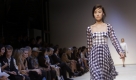 Einen Entwurf von Christopher Kane zeigt diese Model während der London Fashion Week. Foto: ap