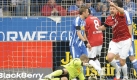 Freiburg bescherte Bochum eine erneute Niederlage. Heiko Butscher (r) macht nach einem Eckball das 1:0. Diego Klimowicz gleicht zwar für Bochums aus, doch in der letzten Minute gelingt Stefan Reisinger das erlösende 2:1 für Freiburg. Foto: dpa