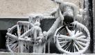 Wie ein Kunstwerk lehnt ein völlig vereistes Fahrrad an einer Hauswand in Berlin. Auch für die kommenden Tage sagen die Meteorologen weiterhin frostige Temperaturen voraus.  Foto: dpa