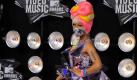 Da kann Nicki Minaj noch so oft betonen, sie versuche nicht, auf der Erfolgswelle von Lady Gaga zu schwimmen. Wer in so einem Outfit zu einer Preisverleihung kommt, orientiert sich ganz offensichtlich an Stefani Germanotta, so Lady Gagas bürgerlicher Name. Foto: dapd