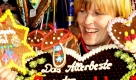 Ines Frenzel aus der Pulsnitzer Lebkuchenfabrik guckt zur Eröffnung des Pfefferkuchenmarktes im sächsischen Pulsnitz zwischen Pfefferkuchen hindurch. Die Pulsnitzer Bürger besitzen seit 1558 das Privileg, Pfefferkuchen backen zu dürfen, daher trägt Pulsnitz auch den Beinamen Pfefferkuchenstadt. Foto: ddp