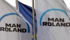 Fahnen mit dem Logo des Druckmaschinenbauers Manroland. Foto: Matthias Schrader Foto: dpa