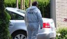 Kriminalbeamte in weißen Overalls sichern am Auto von Thomas Bögerl Spuren. Foto: dpa
