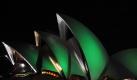 Die Segel des Opernhauses in Sydney erstahlen anlässlich des St. Patrick's day in typischem Grün. Foto: Dean Lewins Foto: dpa