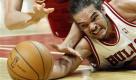 Joakim Noah von den Chicago Bulls kämpf mit verzerrte Mine um den Ball, den ihm Anderson Varejao von den Cleveland Cavaliers streitig machen will. Chicago setzte sich in dem umkämpften Match mit 109:108 durch und wahrte damit seine Chance auf den Einzug in die Playoffs. Foto: ap