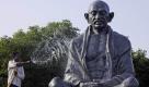 Sieben Jahre alt war Kasturba Makharji, als sie mit dem gleichaltrigen Mahatma Gandhi verlobt wurde und ihn mit 13 Jahren heiratete. Kasturba, kurz Ba genannt, stand ihrem Mann bei seinen politischen Aktionen nicht nur zur Seite, sie vertrat ihn auch, wenn er im Gefängnis war. So hielt sie Reden vor Tausenden Menschen und kümmerte sich darum, dass Frauen und Kinder das Schreiben und Lesen lernten.  Foto: dapd