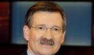Berlin (dapd). Als in der Vorweihnachtszeit führende FDP-Politiker bei einer Gesprächsrunde des 'Schaumburger Kreises' mehrere Stunden das Für und Wider eines Rückzugs von Parteichef Guido Westerwelle ausloteten, soll auch Hermann Otto Solms dabei gewesen sein. Offene Kritik an dem Vorsitzenden ist von ihm aber nicht zu hören.

 

Der Schatzmeister gilt als versierter Finanzexperte. Für den Bundestagswahlkampf lieferte der Hesse seiner Partei ein Konzept für Steuersenkungen in Milliardenhöhe und mit akribisch kalkulierter Gegenfinanzierung. Doch nach der Wahl verpasste der heute 70-Jährige trotz einer steilen Karriere die letzte Chance auf den erhofften Posten als Finanzminister. Das Ministerium schnappte sich bei den Koalitionsverhandlungen die Union.

Hermann Otto Prinz zu Solms-Hohensolms-Lich wurde 1940 im hessischen Lich geboren. 1971 trat er in die FDP ein. Finanzfachmann Solms wurde Bundesschatzmeister zunächst von 1987 bis 1999 und ab 2004 wieder. Seit 1980 ist er Mitglied des Bundestages, von 1991 bis 1998 hatte der studierte Wirtschaftswissenschaftler und Landwirt als Vorsitzender der FDP-Fraktion eine Schlüsselrolle in der damaligen Koalition mit der Union unter Bundeskanzler Helmut Kohl (CDU) inne. 1998 wurde der Vater dreier Kinder zum ersten Mal zum Vizepräsidenten des Bundestages gewählt.

Solms - in seiner Freizeit ein begeisterter Motorradfahrer - hat sich auch über die Parteigrenzen hinweg einen Ruf als Finanzexperte erarbeitet. Zusammen mit FDP-Haushälter Otto Fricke erklärte er in der Internet-Soap 'Fricke & Solms' die Steuervorhaben der Liberalen. Foto: dpa