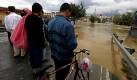 Straßen verschwinden im Wasser, Passanten sind ratlos. Ihnen ist der Weg abgeschnitten.  Foto: dpa