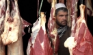 In Kabul kauft ein Afghane Fleisch von einem Markthändler. Foto: ap