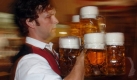 Die ureigentliche Aufgabe von Kellnern ist und bleibt natürlich das eine: Bier bringen... Foto: dpa