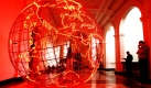 Besucher sehen sich die Installation Hot Spot 2006 von der Künstlerin Mona Hatoum in der Royal Academy of Arts in London an. Die Installation ist Teil der neuen Austellung Art of a changing World. Foto: ap