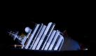 Ein gespenstisches Bild: Die angestrahlte 'Costa Concordia' vor der Insel Giglio. Foto: Massimo Percossi Foto: dpa