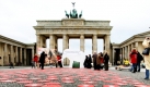 Aktivisten des Internationalen Tierschutz-Fonds demonstrieren vor dem Brandenburger Tor in Berlin mit Elefantenfußabdrücken, die zahlreiche getötete Elefanten symbolisieren sollen. Mit dieser Aktion fordern die Tierschutzaktivisten Deutschland und die Europäische Union auf, die Elefanten besser zu schützen und den Handel mit Elfenbein zu verbieten. Foto: dpa